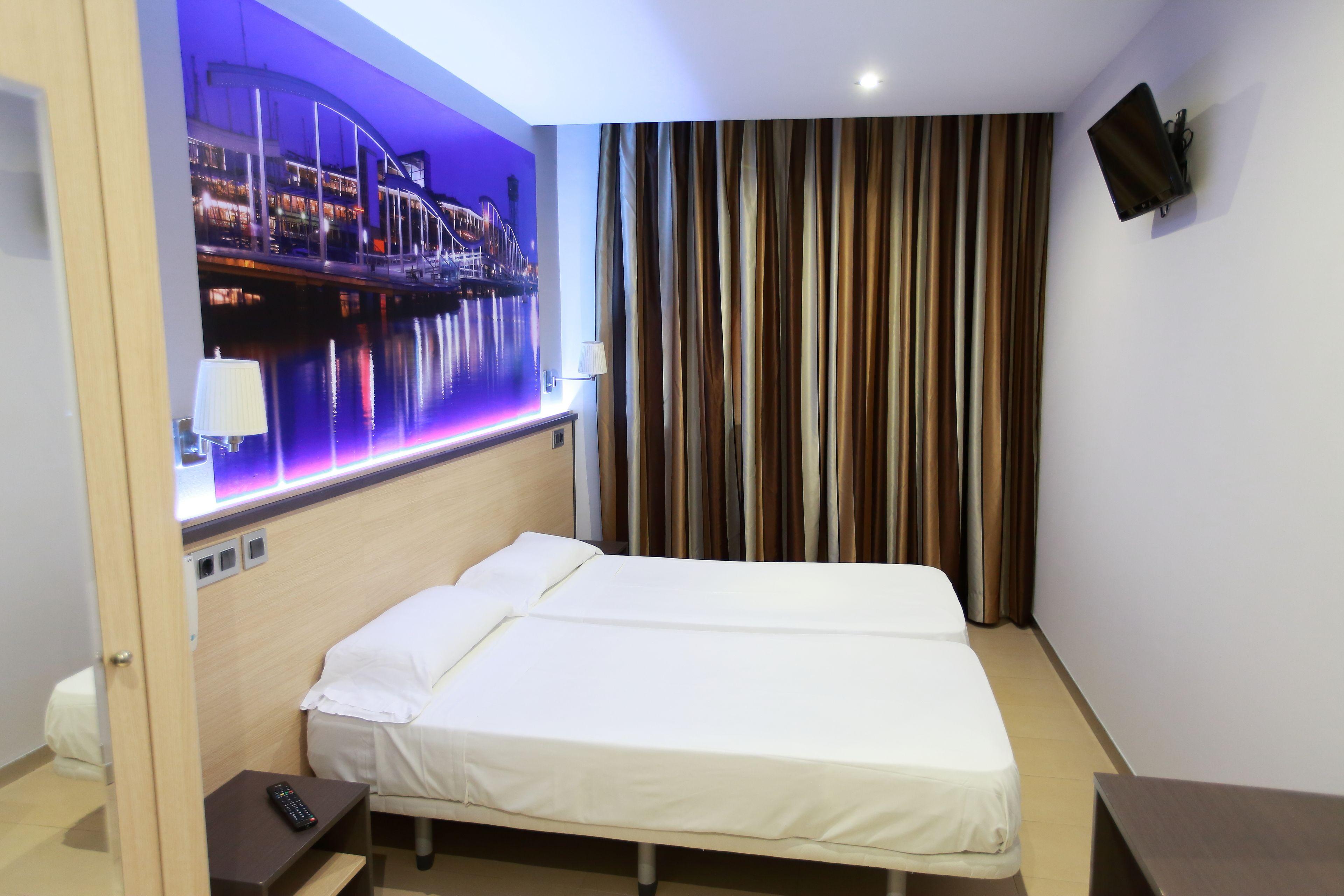 Hostal Las Flores Ramblas — Photos 1